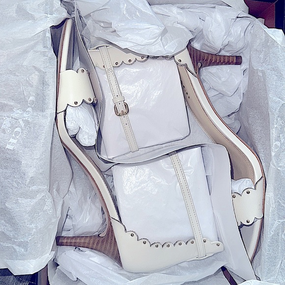 NWT Coach anyone? U can never wrong w/ a COACH 👠 . B Original 👛 💰 🔥 4 U Sis - Picture 15 of 17